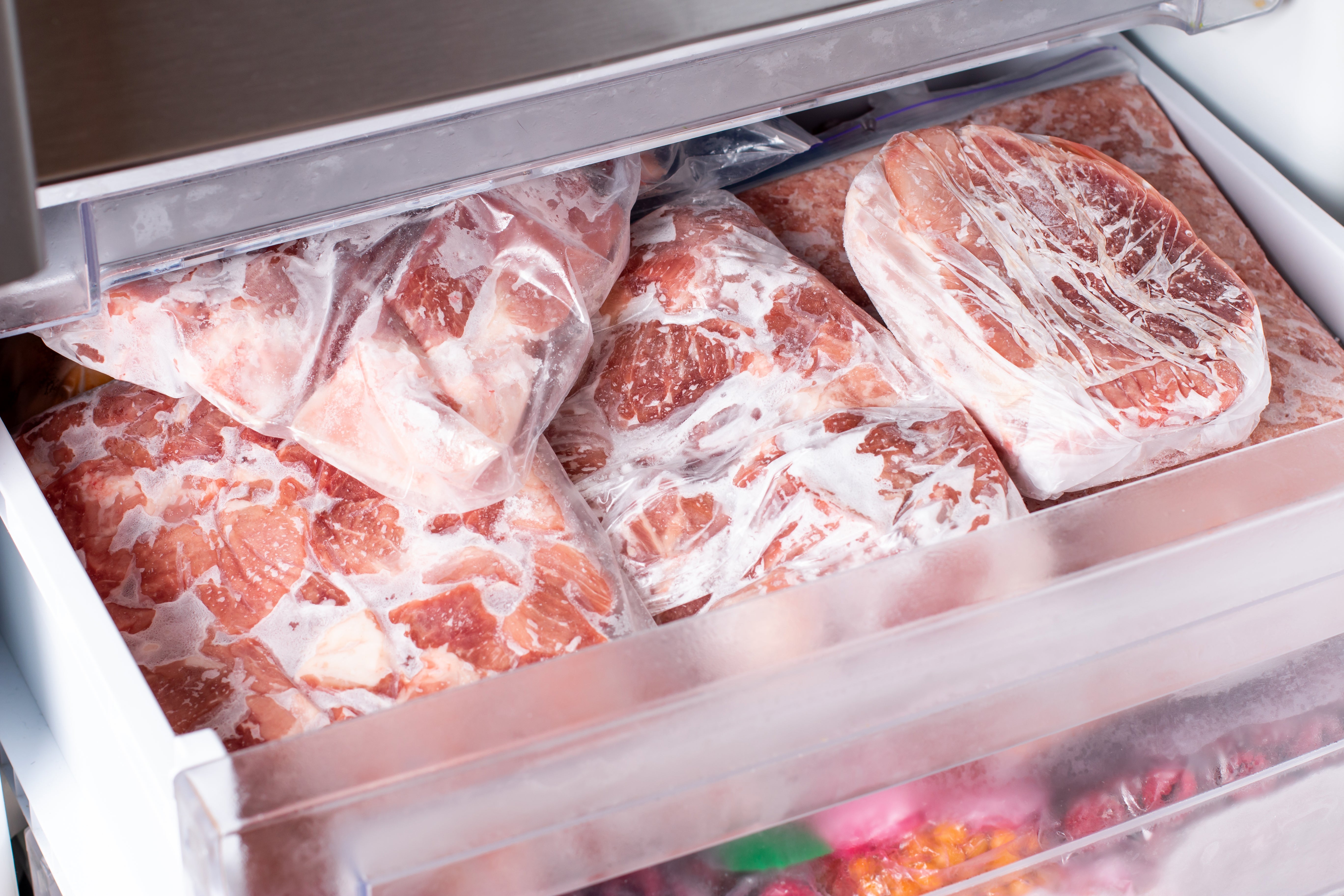 ¿Qué le pasa a la carne si se descongela y se vuelve a congelar?